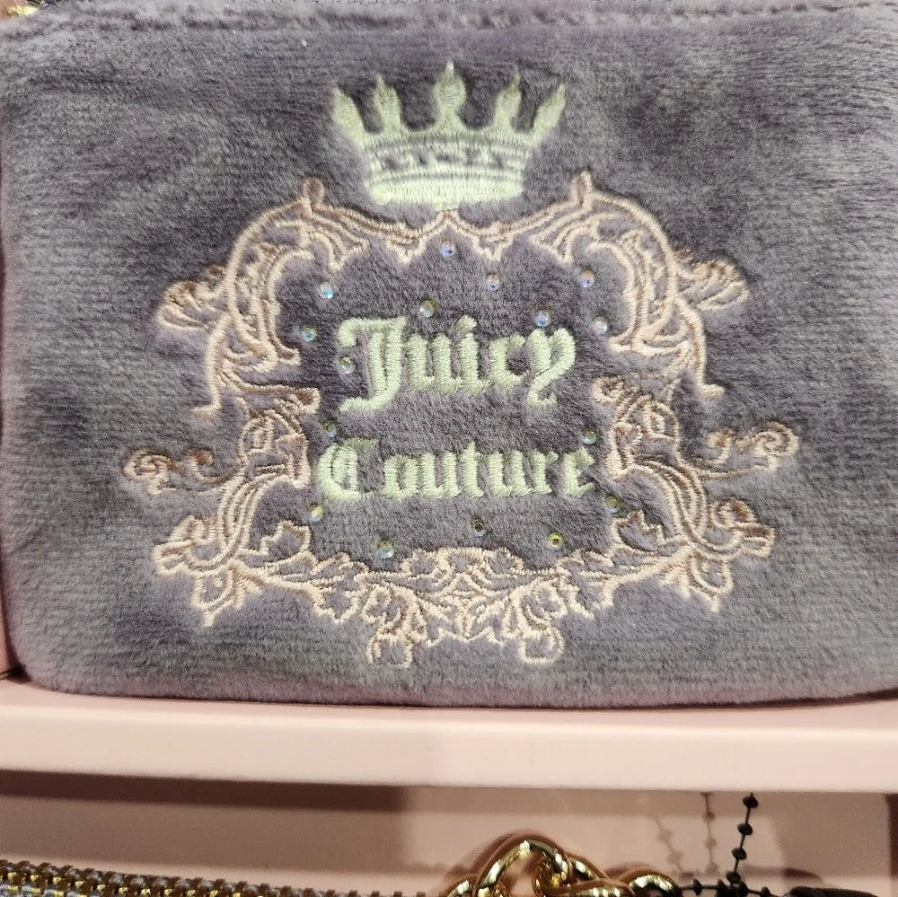 💜🔹️Juicy Couture 🔹️Dusty Violet Heritage” Velour Wristlet Gift Set